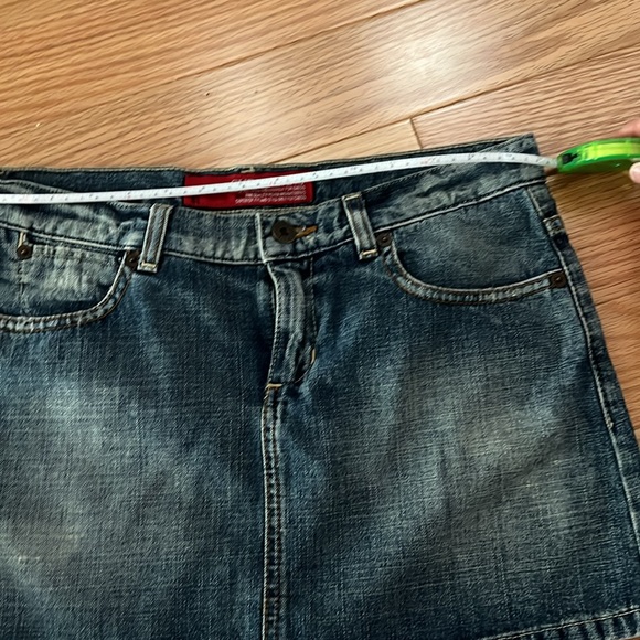 Guess Denim Skirt length about 12.5 inches - Picture 9 of 10